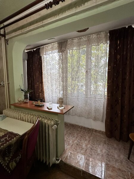 Liviu Rebreanu, apartament 4 camere, 2 gr. sanitare.